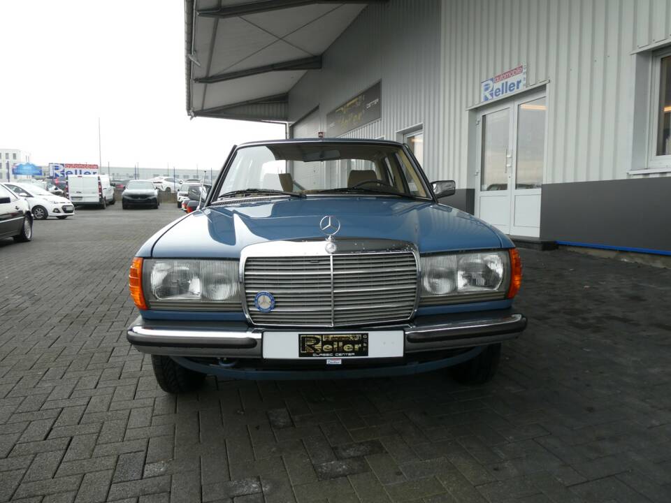 Bild 2/21 von Mercedes-Benz 200 D (1983)