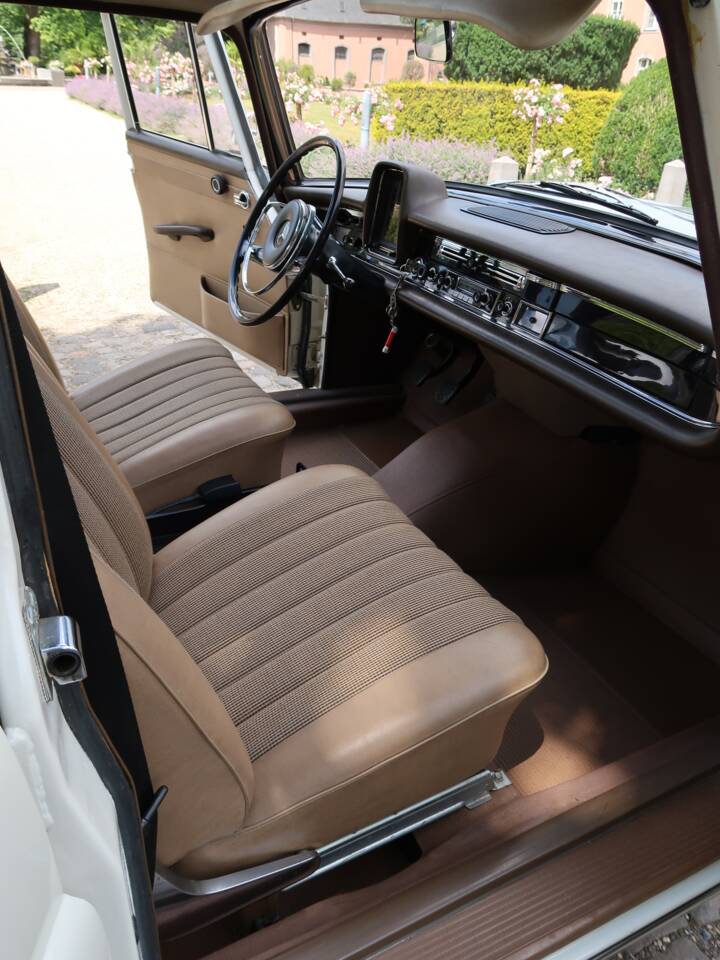 Image 10/32 of Mercedes-Benz 200 D (1966)