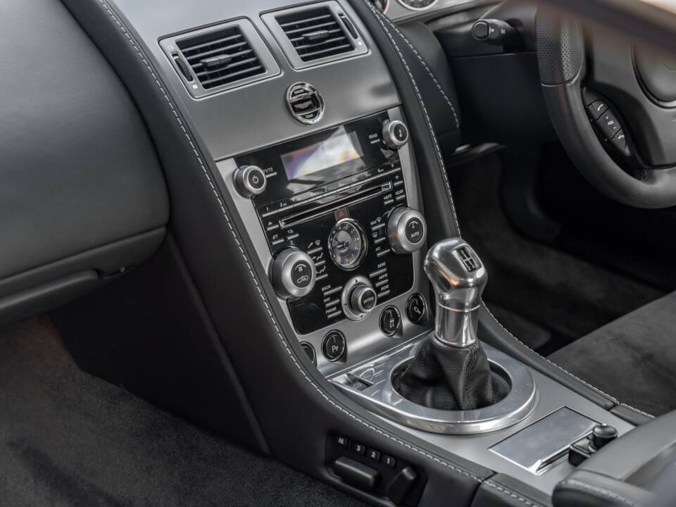 Image 23/77 of Aston Martin DBS (2009)