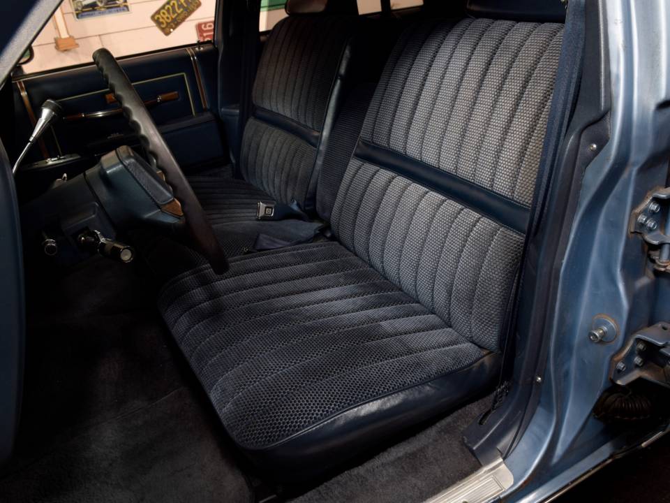 Image 12/21 of Oldsmobile Custom Cruiser (1989)