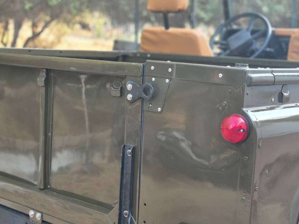 Image 24/25 of Land Rover 90 (1986)