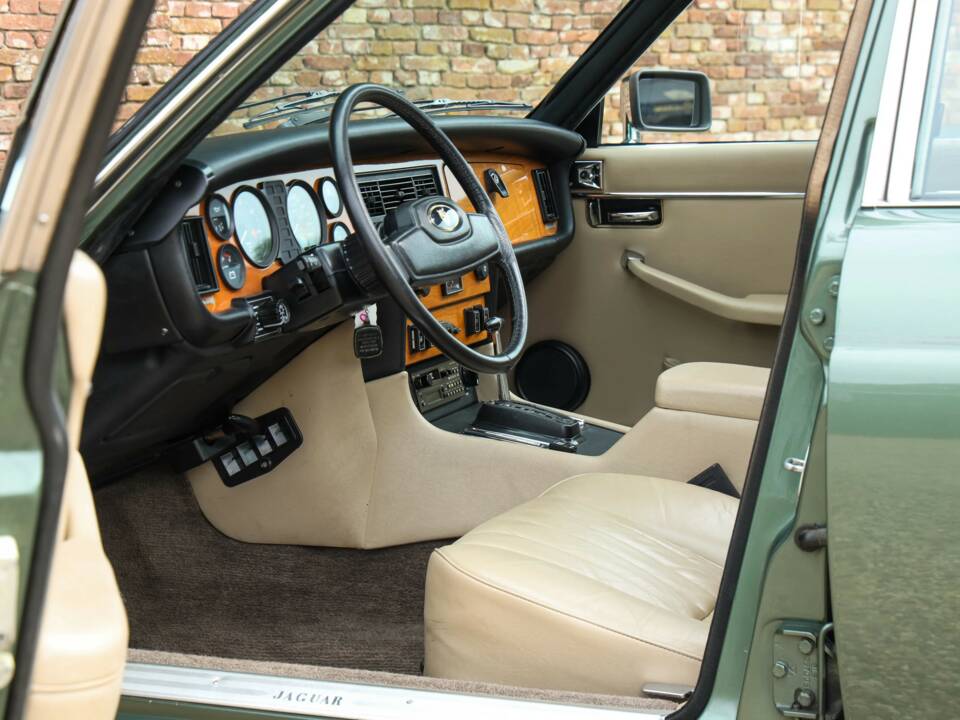 Image 24/50 of Jaguar XJ 6 4.2 (1985)