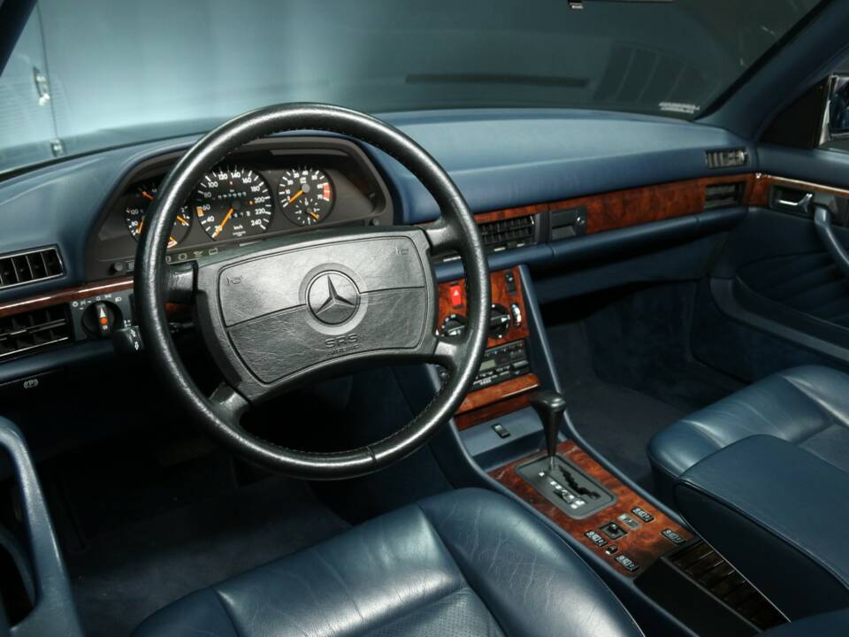 Image 17/63 of Mercedes-Benz 420 SEC (1990)