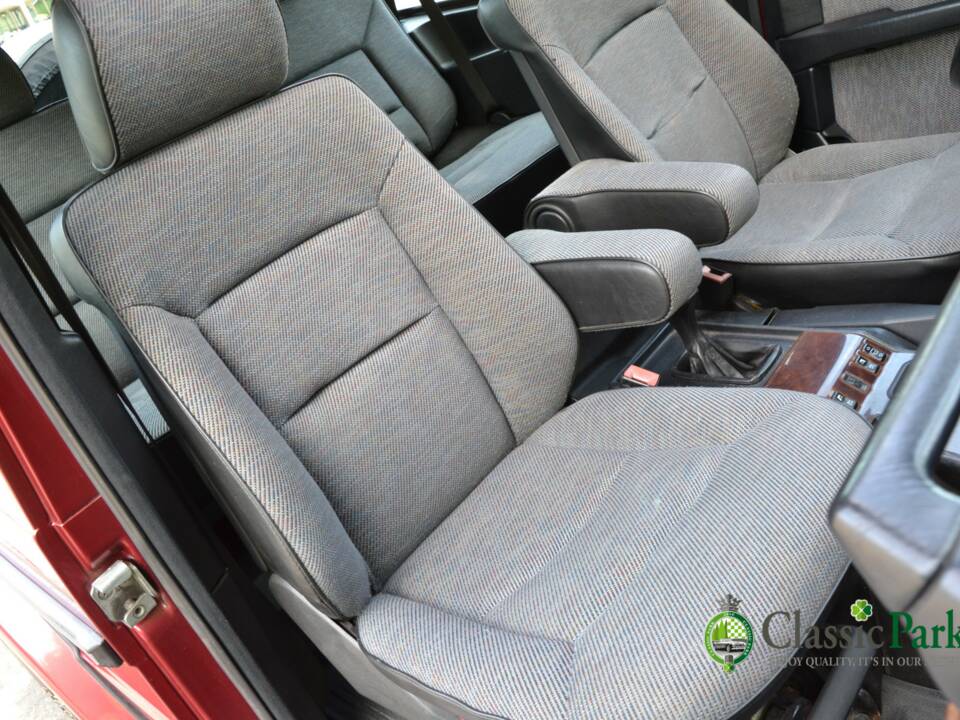 Image 16/49 de Mercedes-Benz 230 GE (SWB) (1993)