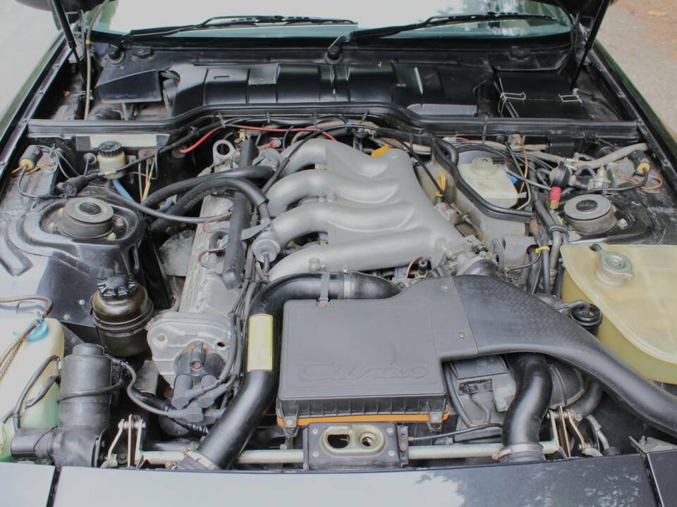 Image 17/19 of Porsche 944 Turbo (1987)