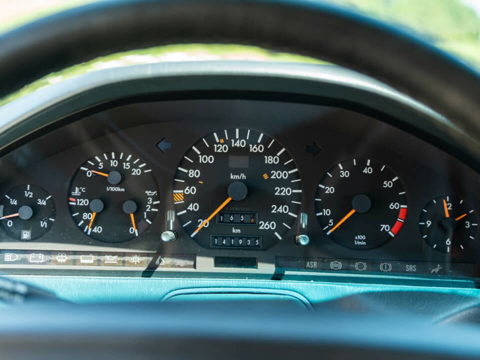 Image 31/45 of Mercedes-Benz 500 SL (1990)