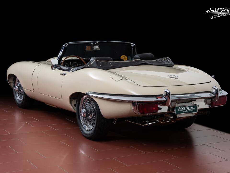 Image 3/7 de Jaguar E-Type (1970)