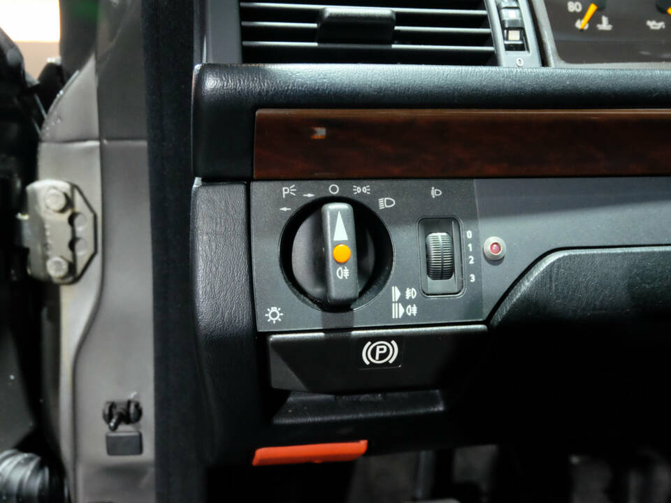 Image 20/40 of Mercedes-Benz 250 TD (1990)