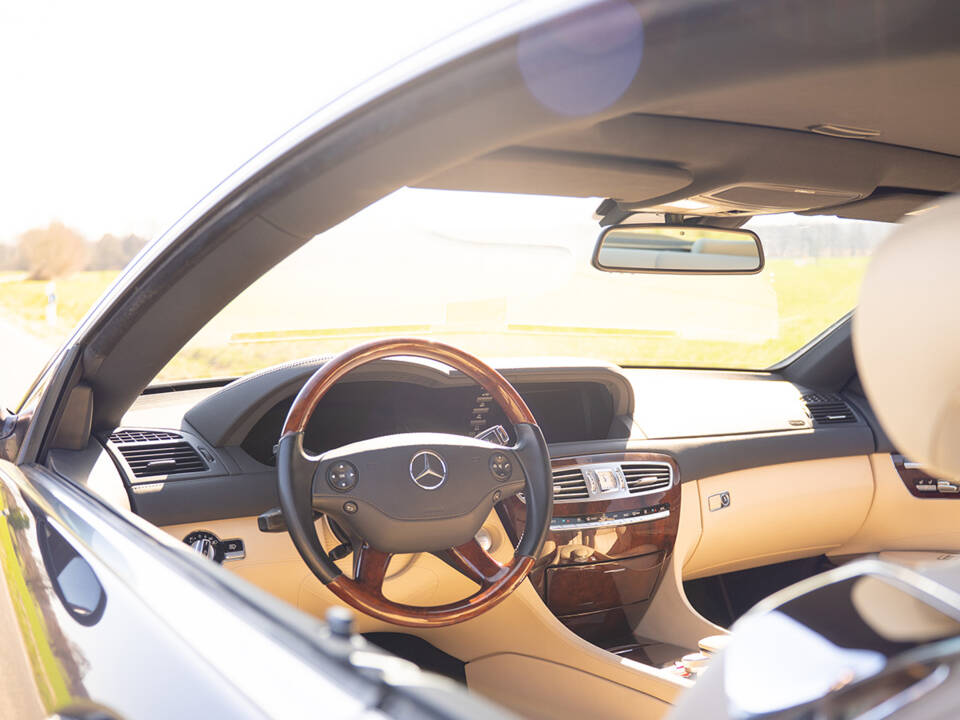 Image 32/67 of Mercedes-Benz CL 500 (2006)