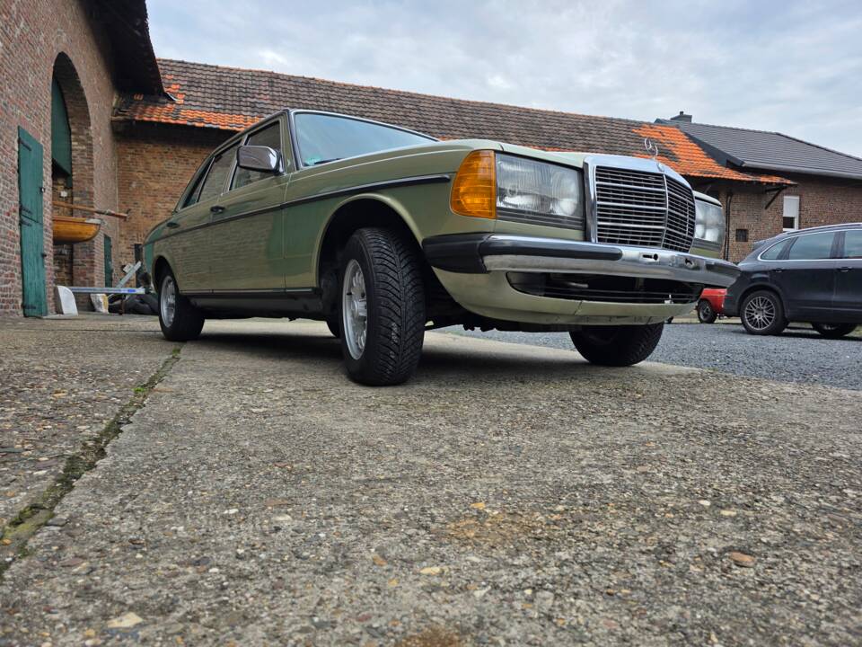 Image 29/73 of Mercedes-Benz 230 E (1985)