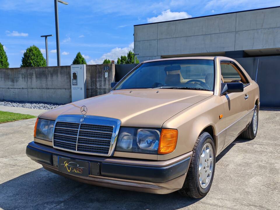 Image 2/42 of Mercedes-Benz 300 CE (1988)