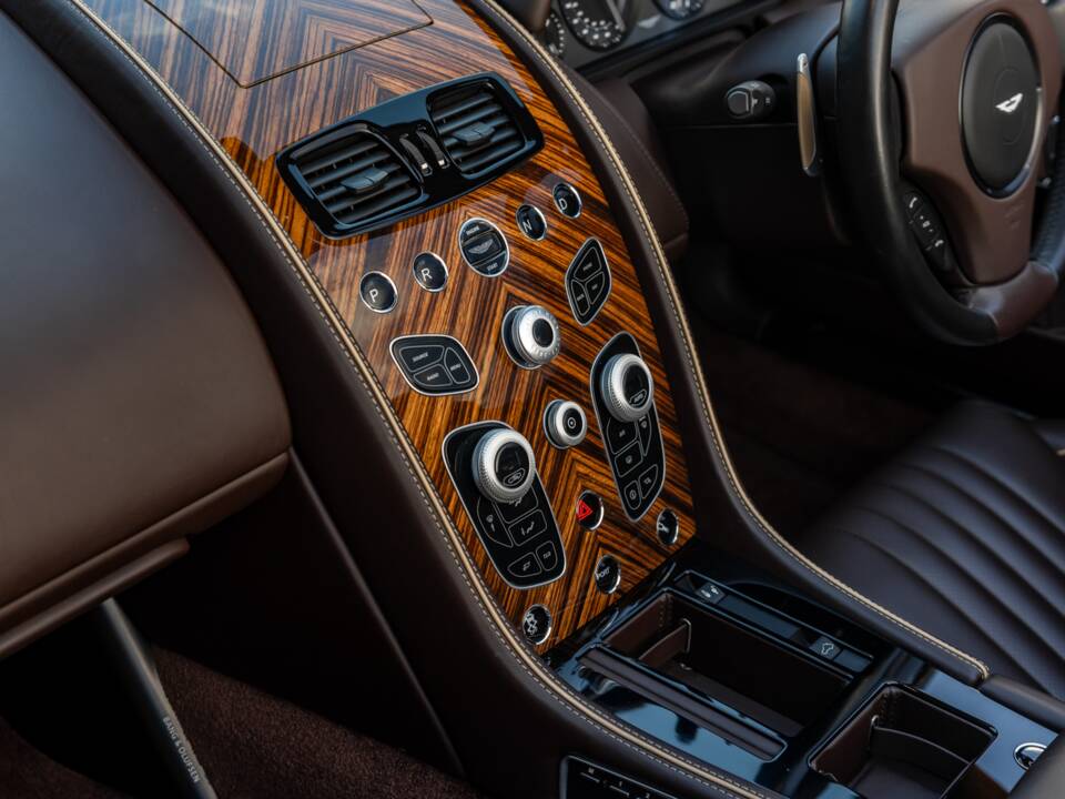 Bild 46/79 von Aston Martin DB 9 GT Volante (2017)