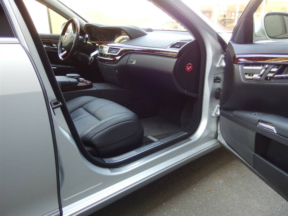 Image 50/98 of Mercedes-Benz S 500 L (2007)