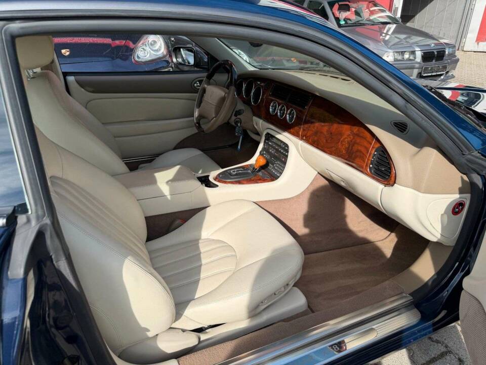 Image 17/35 of Jaguar XK8 4.0 (2002)