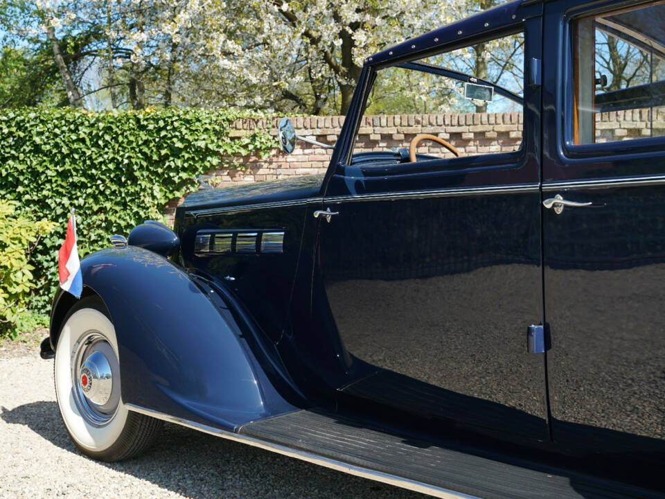 Image 25/50 of Packard eight (1937)