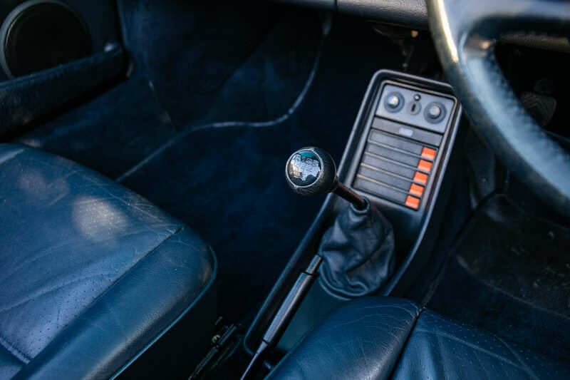 Image 17/31 of Porsche 911 Carrera 3.2 (1987)