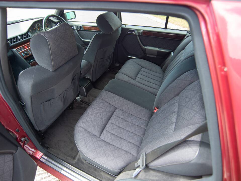 Bild 15/28 von Mercedes-Benz E 320 T (1993)