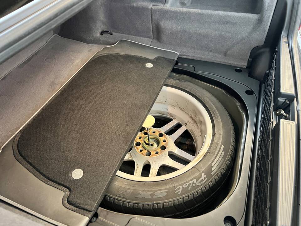 Immagine 36/48 di BMW 740i (2001)