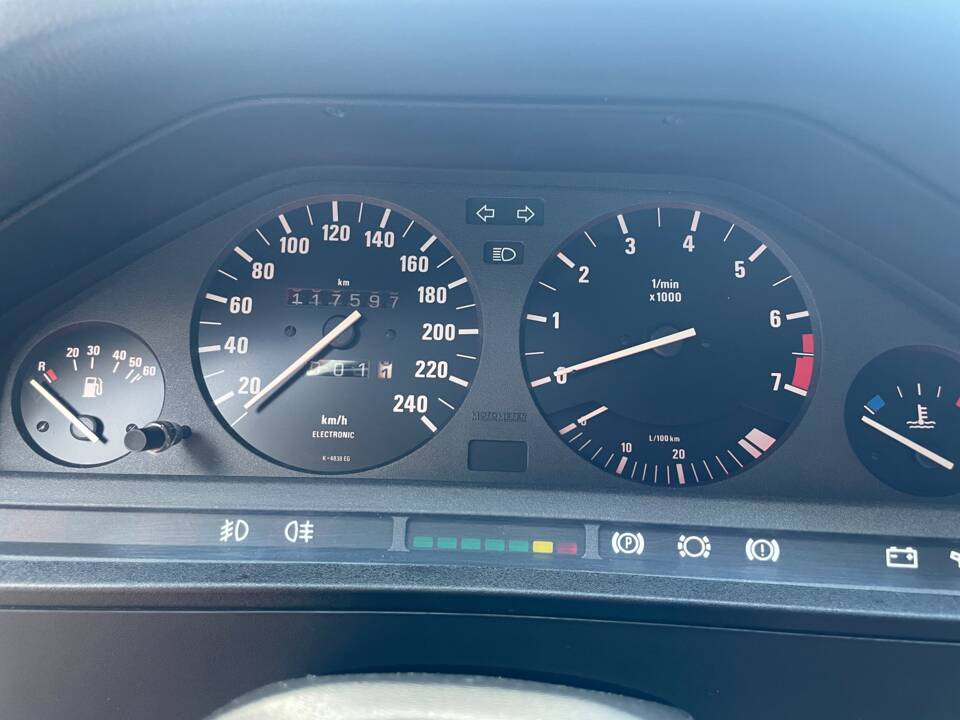 Bild 20/20 von BMW 325i (1989)