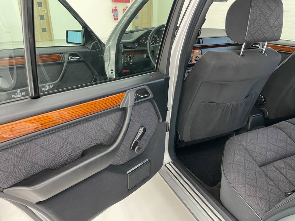 Immagine 13/32 di Mercedes-Benz E 200 (1994)