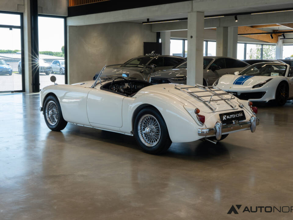 Image 2/65 of MG MGA 1600 (1960)