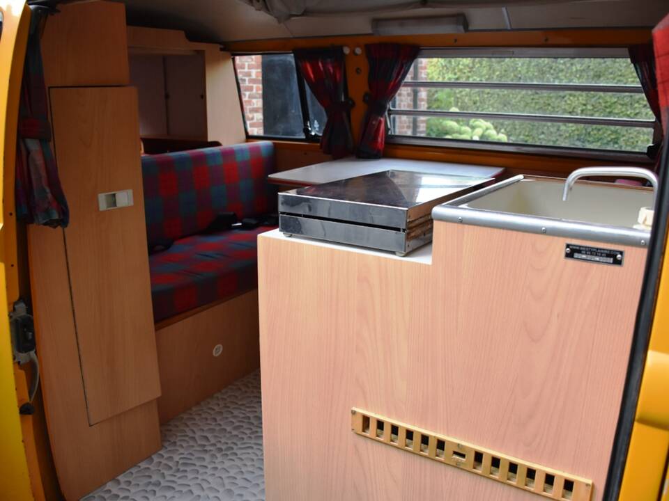 Image 34/49 of Volkswagen T2b Camper (1978)