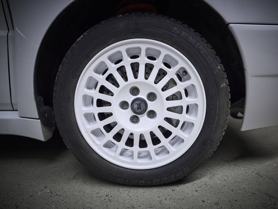 Image 72/93 of Lancia Delta HF Integrale Evoluzione I (1992)