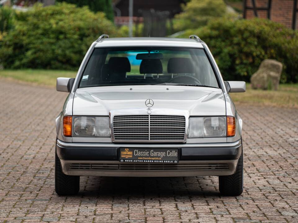 Imagen 6/72 de Mercedes-Benz 250 TD (1991)