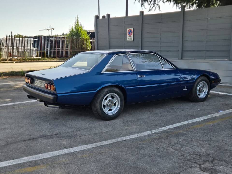 Image 22/77 of Ferrari 365 GT4 2+2 (1975)