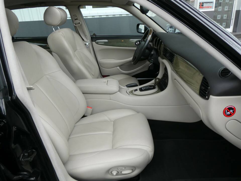 Image 13/21 of Jaguar XJR 4.0 (2001)