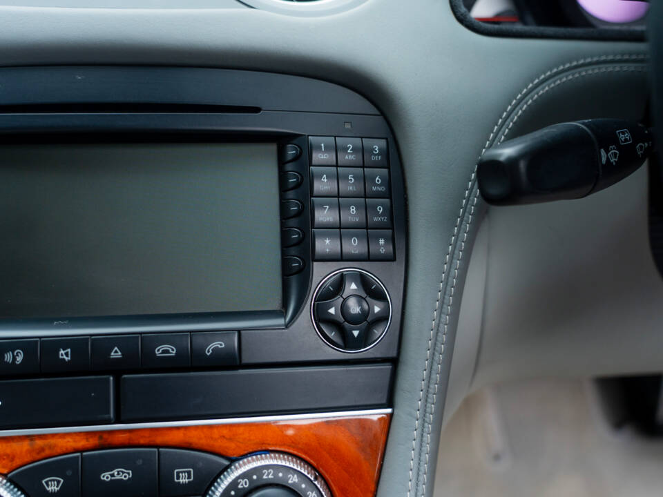 Image 26/60 of Mercedes-Benz SL 65 AMG (2004)