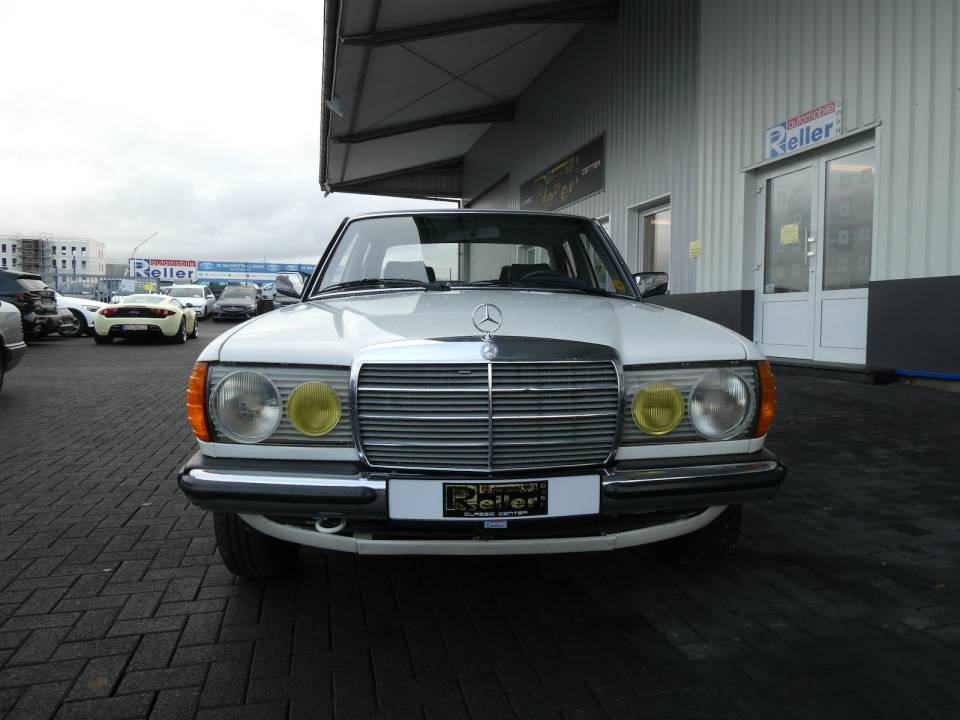 Image 2/28 de Mercedes-Benz 200 (1981)