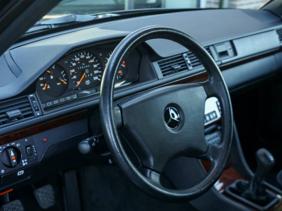 Image 50/50 of Mercedes-Benz 200 E (1992)