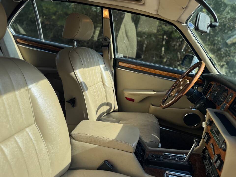 Immagine 11/41 di Jaguar XJ 12 (1990)