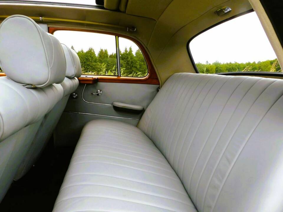 Mercedes-Benz 220 S Limousine 63 kW/85 PS (W 180)