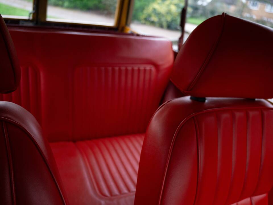 Image 34/43 of Morris Minor 1000 Traveller (1966)