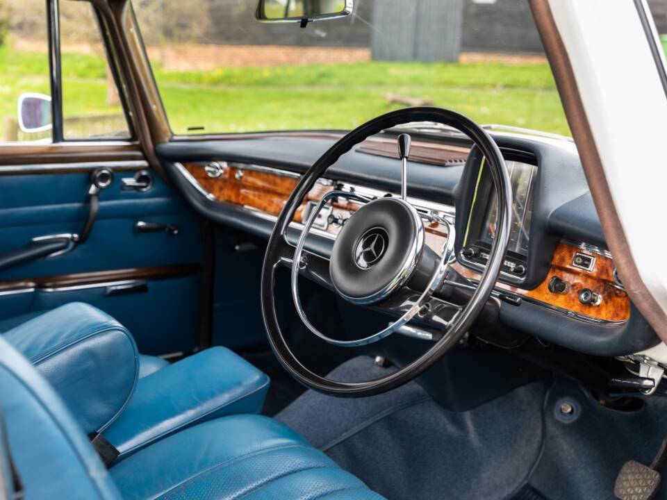 Image 4/22 de Mercedes-Benz 300 SE (1965)