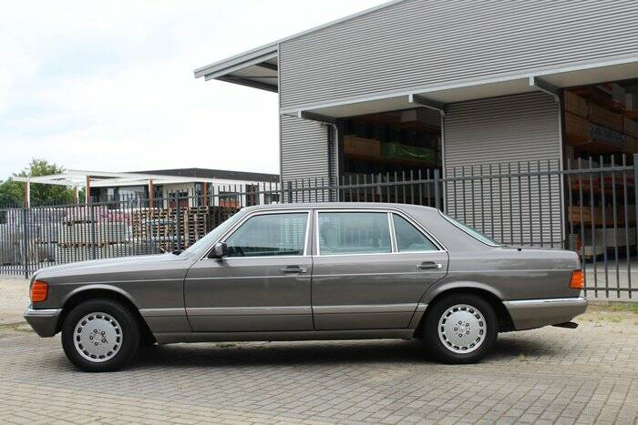 Imagen 4/7 de Mercedes-Benz 500 SEL (1987)