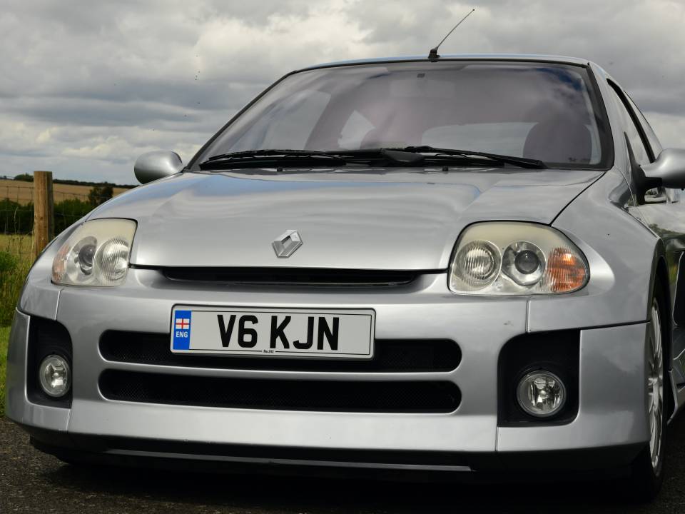 Image 7/40 of Renault Clio II V6 (2001)