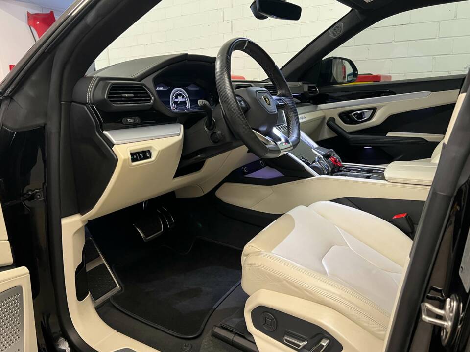 Image 6/18 of Lamborghini Urus (2019)