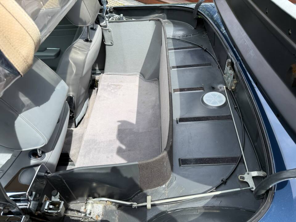 Image 29/30 of Mercedes-Benz 560 SL (1987)