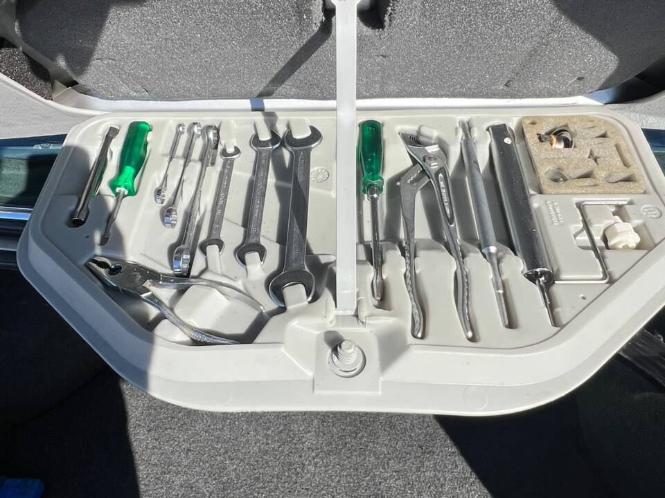 Image 33/36 of BMW 745i (1985)