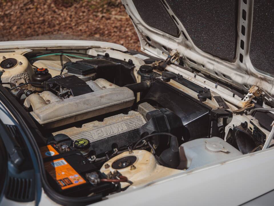 Bild 36/36 von BMW 318i (1991)
