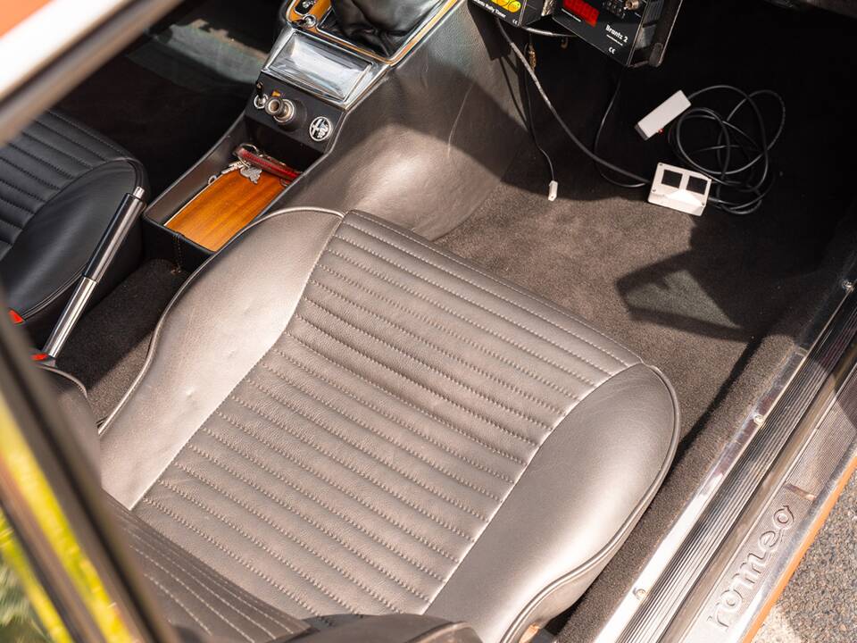 Image 34/53 of Alfa Romeo 2000 GT Veloce (1975)