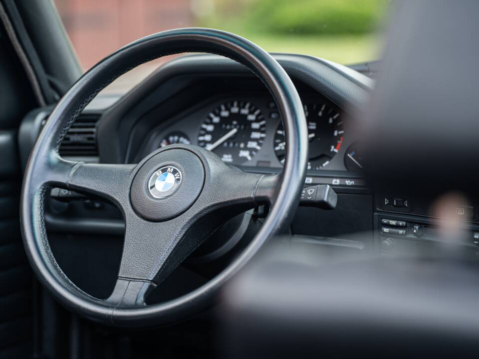 Image 31/99 of BMW 320i (1989)
