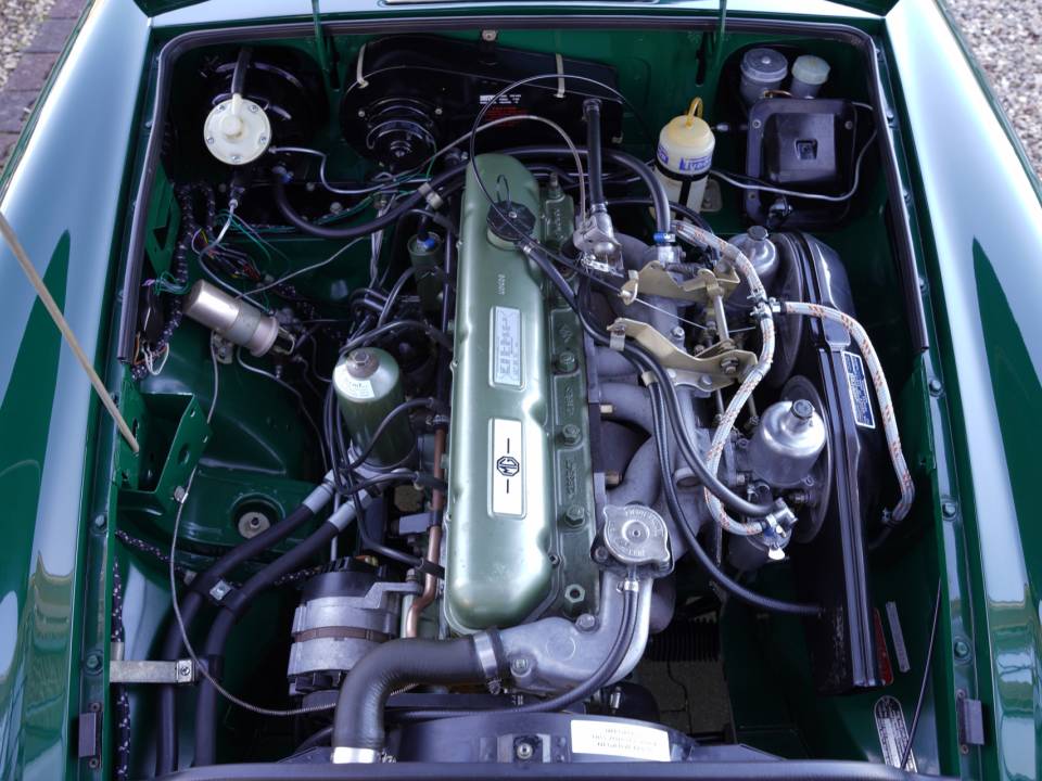 Image 33/50 of MG MGC (1969)