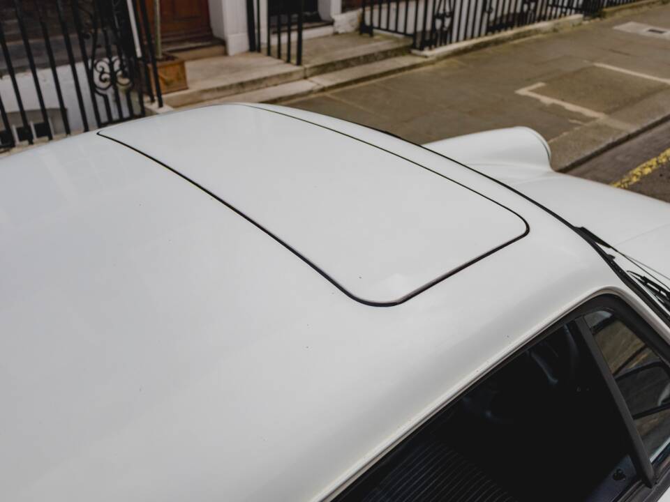 Image 14/33 of Porsche 911 Carrera 3.2 (1988)