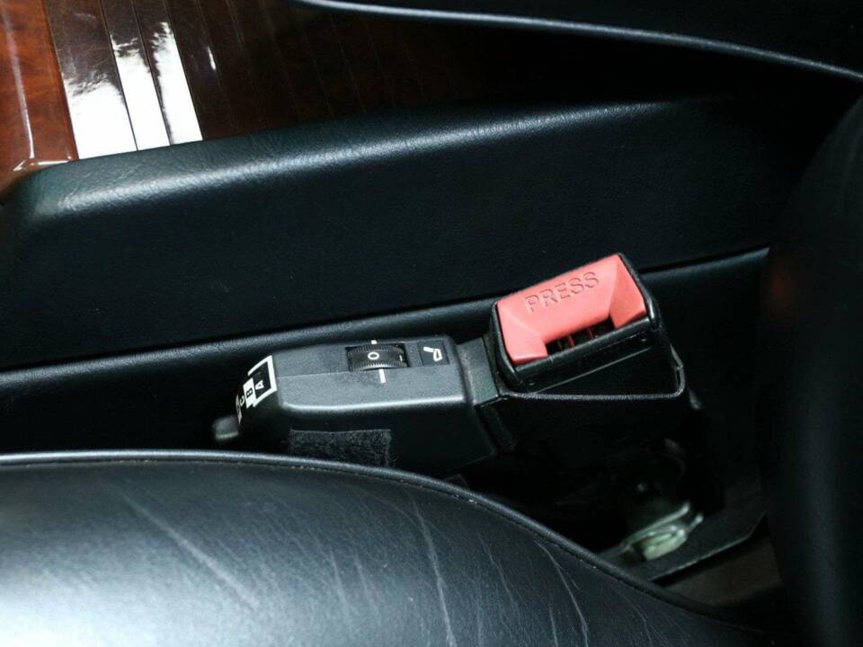 Immagine 32/50 di Mercedes-Benz 560 SEC (1990)