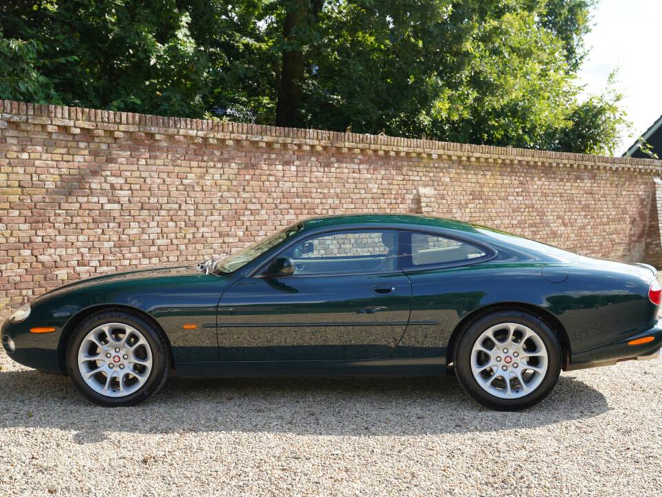 Image 22/50 of Jaguar XKR (2001)
