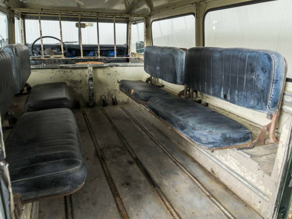 Image 39/50 of Land Rover 109 (1978)